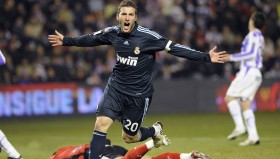 lol下注网站-勇士球迷沸腾了！字母哥开启三赛季巅峰统治，库里之外又多了一个王